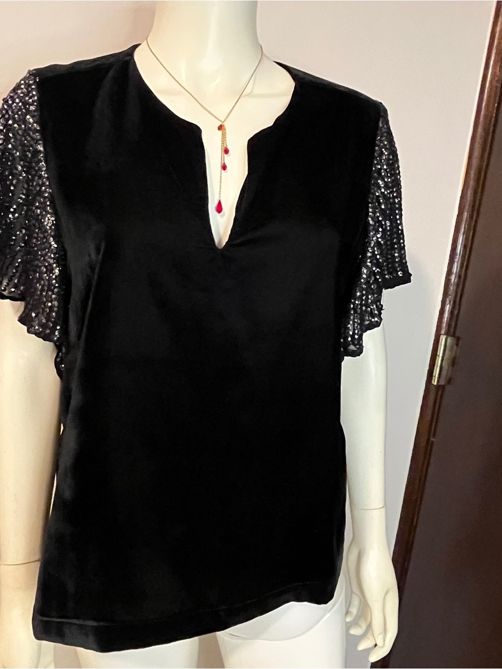 Velvet by Graham & Spencer Black Velvet Top with Sequin Flutter Sleeves Sz Small